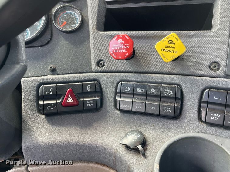 image for item DL3859 2016 Freightliner Cascadia 125  semi truck