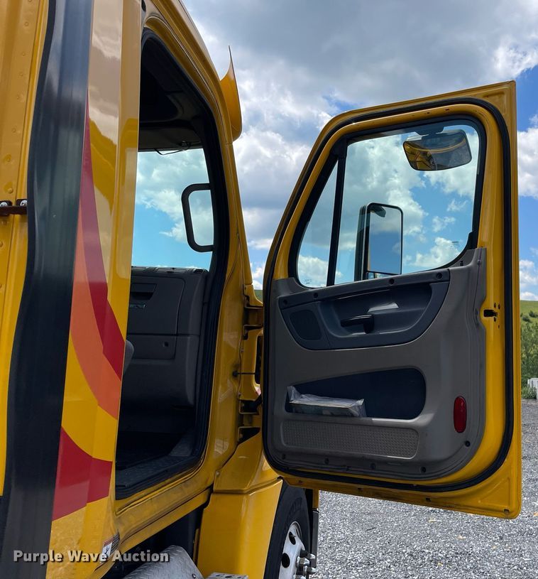 image for item DL3859 2016 Freightliner Cascadia 125  semi truck