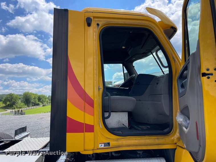 image for item DL3859 2016 Freightliner Cascadia 125  semi truck