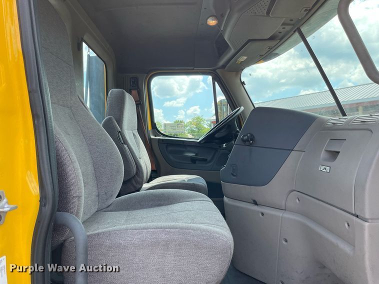 image for item DL3859 2016 Freightliner Cascadia 125  semi truck