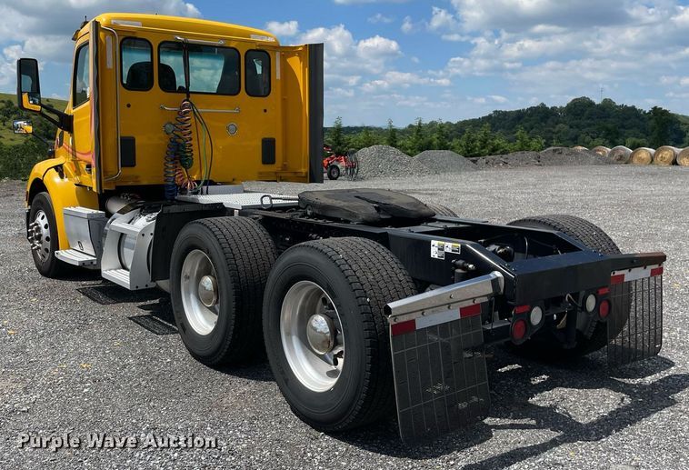 image for item DL3860 2016 Peterbilt 579  semi truck