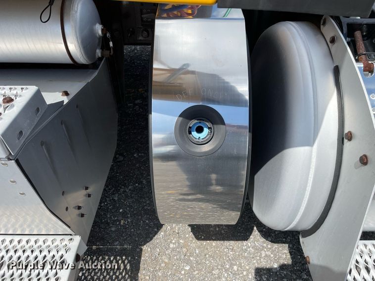 image for item DL3860 2016 Peterbilt 579  semi truck