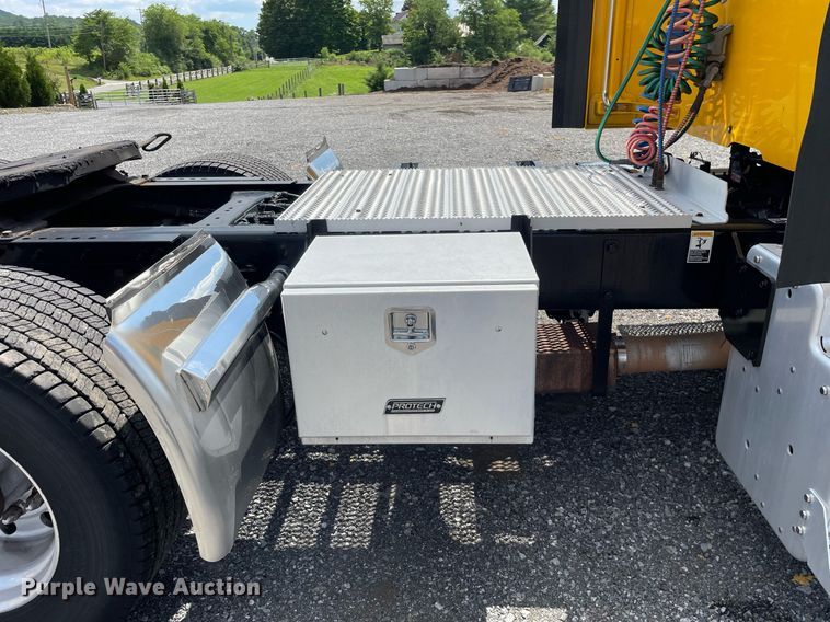 image for item DL3860 2016 Peterbilt 579  semi truck