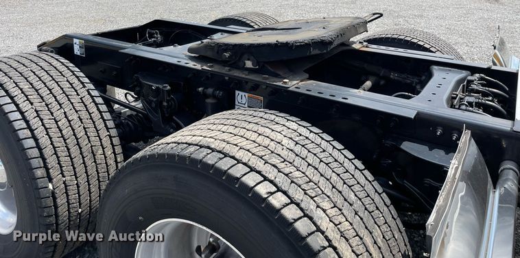 image for item DL3860 2016 Peterbilt 579  semi truck