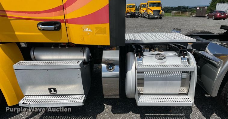 image for item DL3860 2016 Peterbilt 579  semi truck