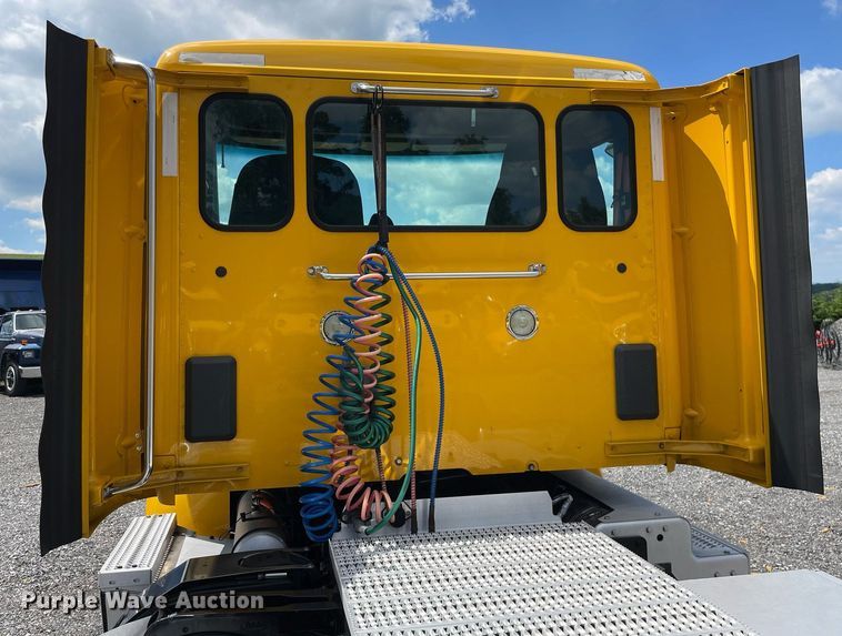 image for item DL3860 2016 Peterbilt 579  semi truck