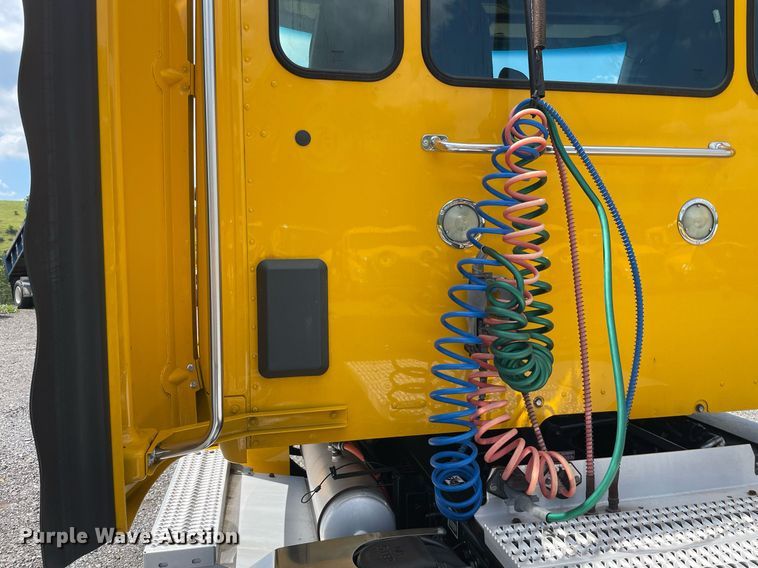 image for item DL3860 2016 Peterbilt 579  semi truck