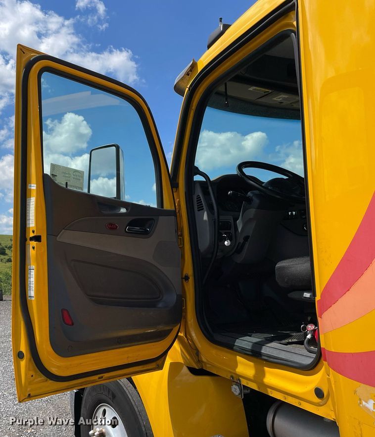 image for item DL3860 2016 Peterbilt 579  semi truck