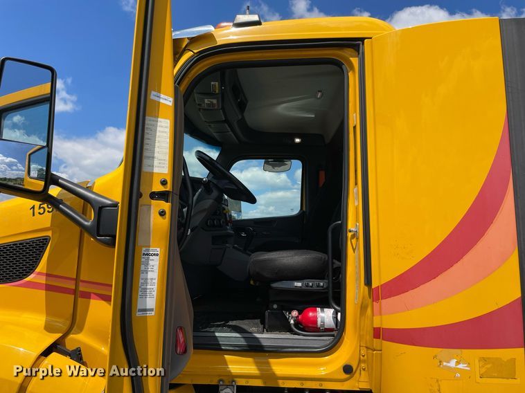 image for item DL3860 2016 Peterbilt 579  semi truck