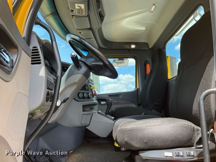 image for item DL3860 2016 Peterbilt 579  semi truck