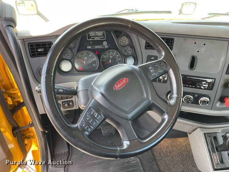 image for item DL3860 2016 Peterbilt 579  semi truck