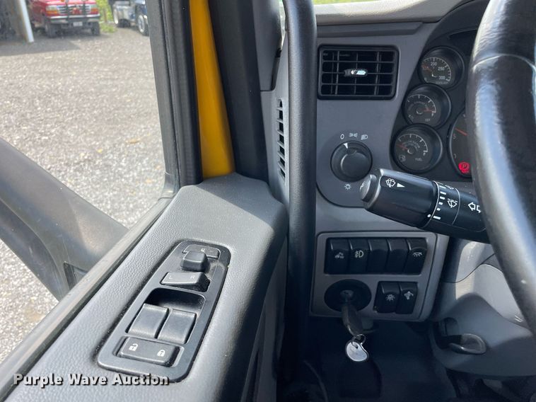 image for item DL3860 2016 Peterbilt 579  semi truck