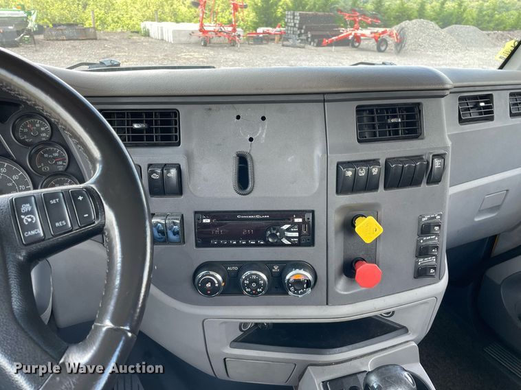 image for item DL3860 2016 Peterbilt 579  semi truck