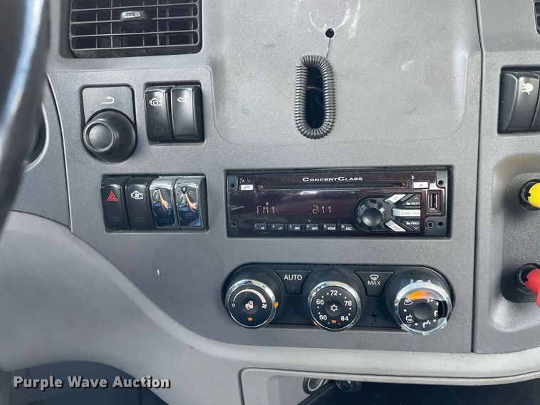 image for item DL3860 2016 Peterbilt 579  semi truck