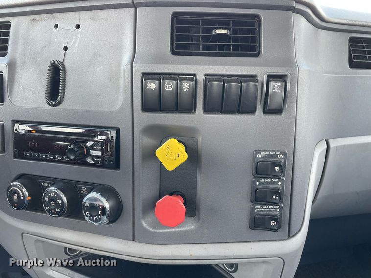 image for item DL3860 2016 Peterbilt 579  semi truck