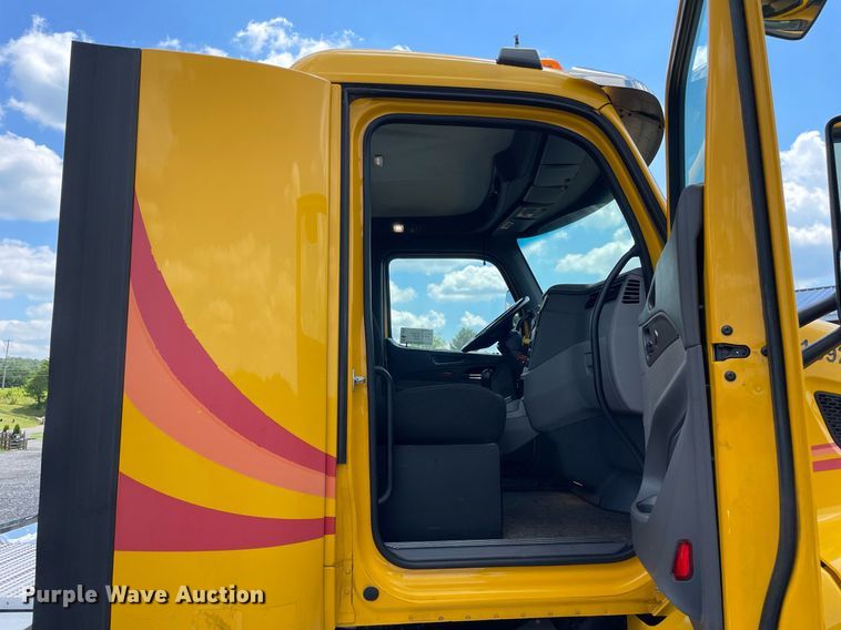 image for item DL3860 2016 Peterbilt 579  semi truck