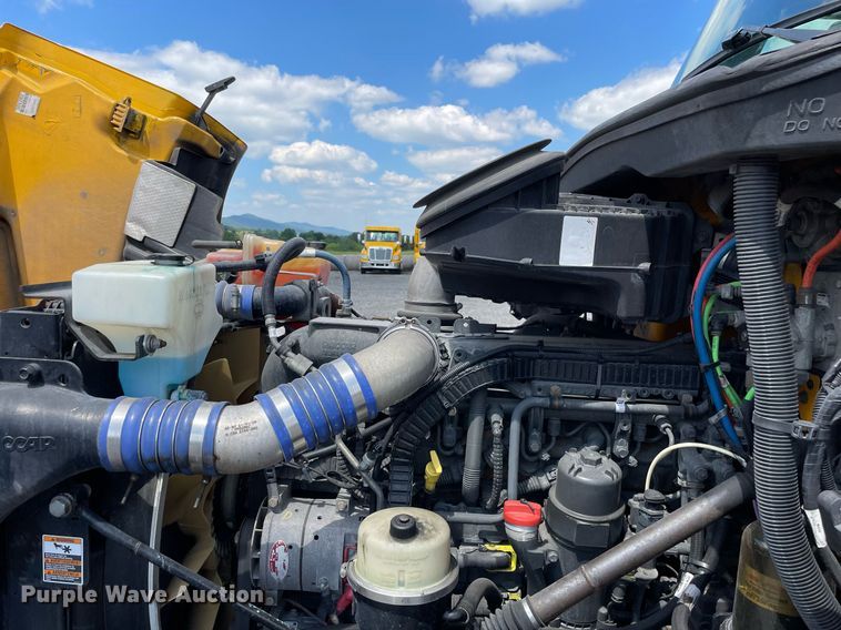 image for item DL3860 2016 Peterbilt 579  semi truck