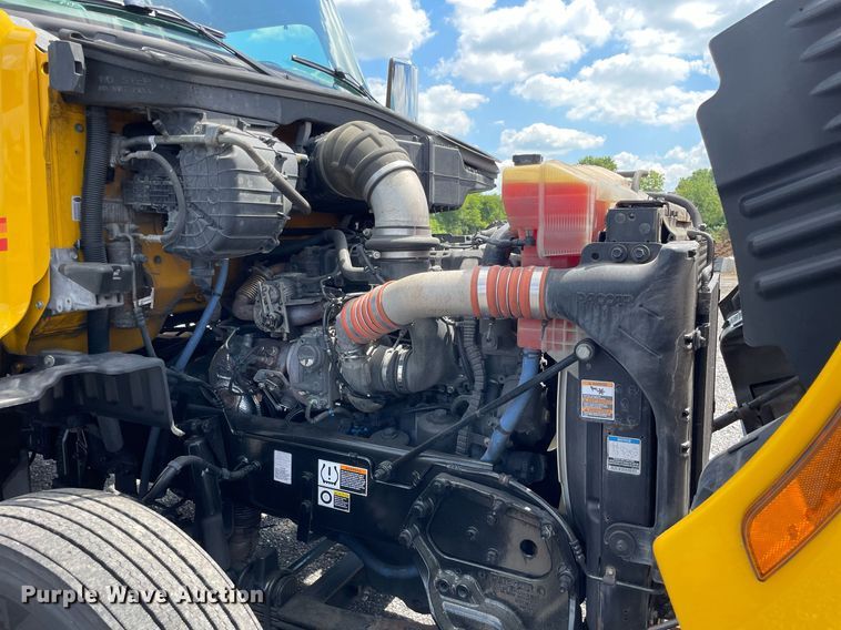 image for item DL3860 2016 Peterbilt 579  semi truck