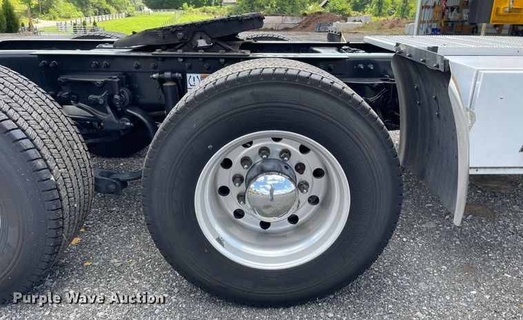 image for item DL3860 2016 Peterbilt 579  semi truck