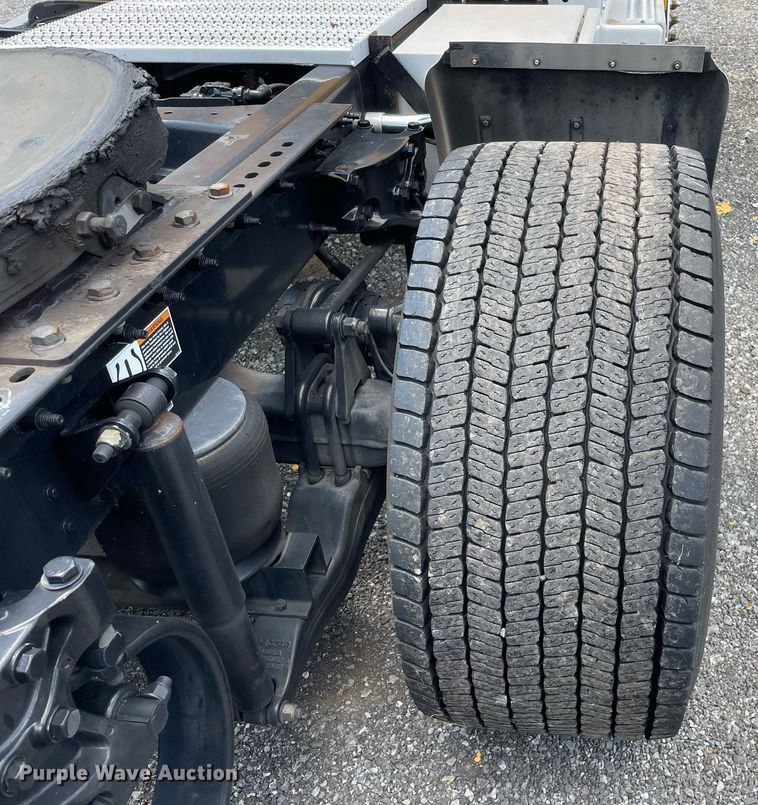 image for item DL3860 2016 Peterbilt 579  semi truck