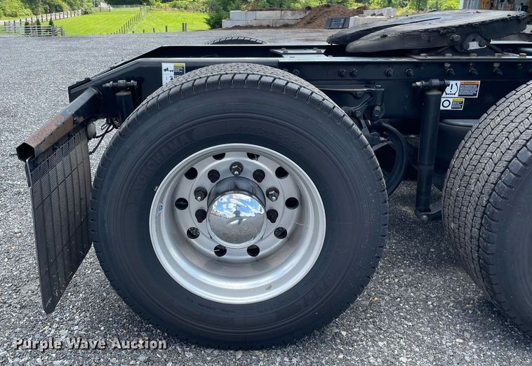 image for item DL3860 2016 Peterbilt 579  semi truck