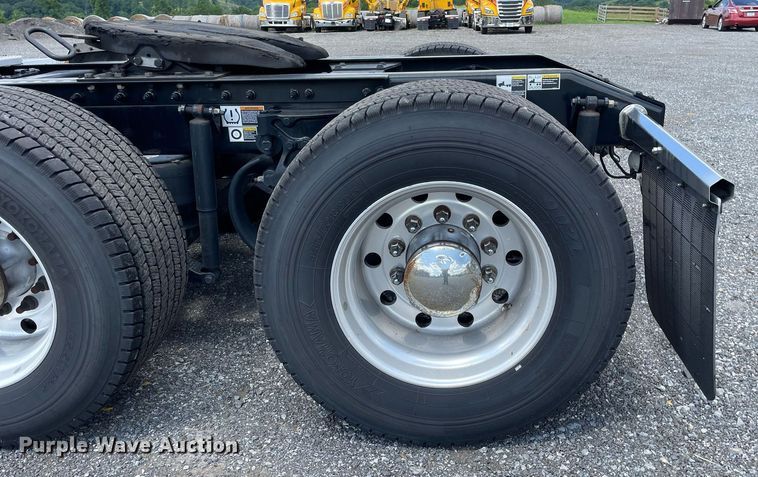 image for item DL3860 2016 Peterbilt 579  semi truck