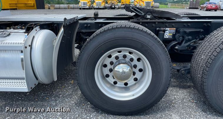 image for item DL3860 2016 Peterbilt 579  semi truck