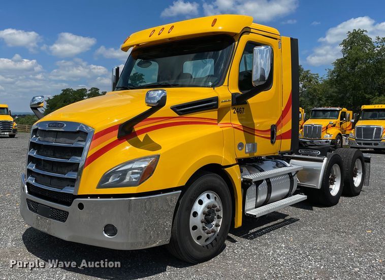 image for item DL3861 2020 Freightliner Cascadia 126  semi truck