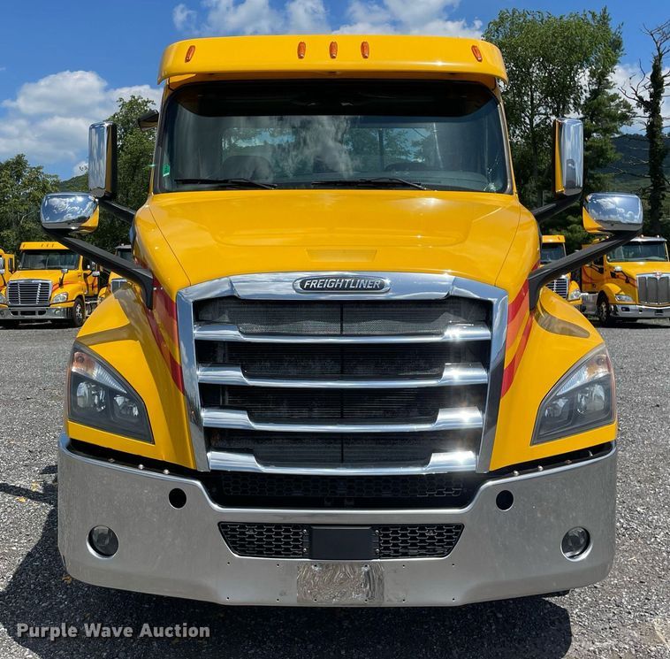 image for item DL3861 2020 Freightliner Cascadia 126  semi truck