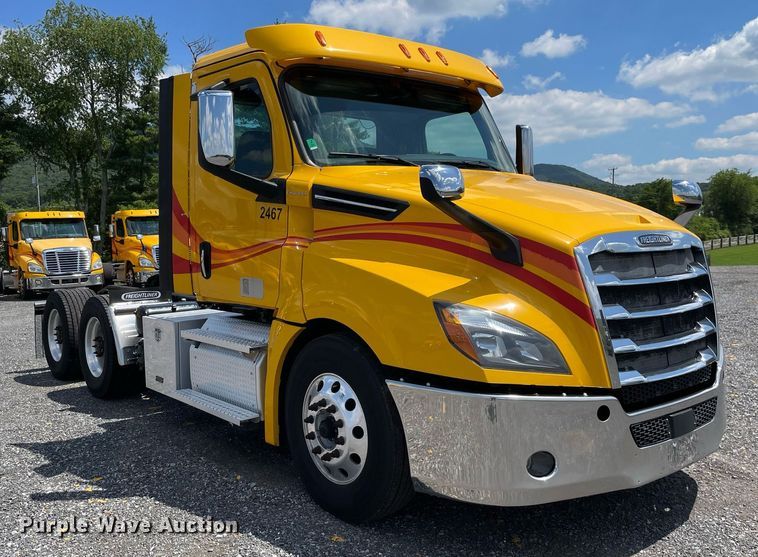 image for item DL3861 2020 Freightliner Cascadia 126  semi truck