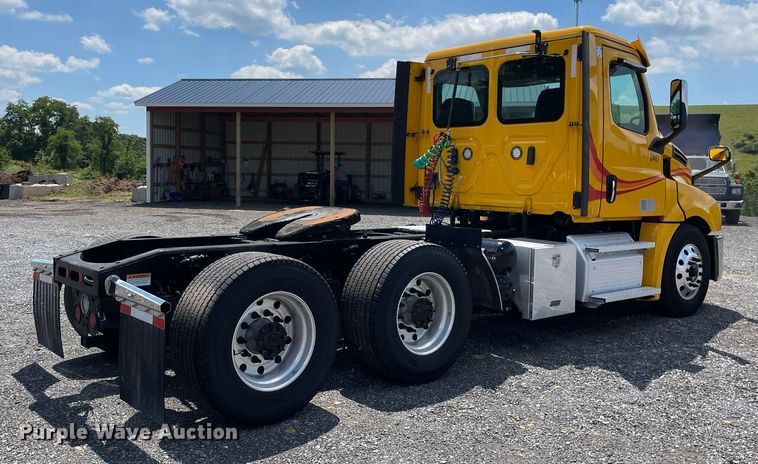 image for item DL3861 2020 Freightliner Cascadia 126  semi truck