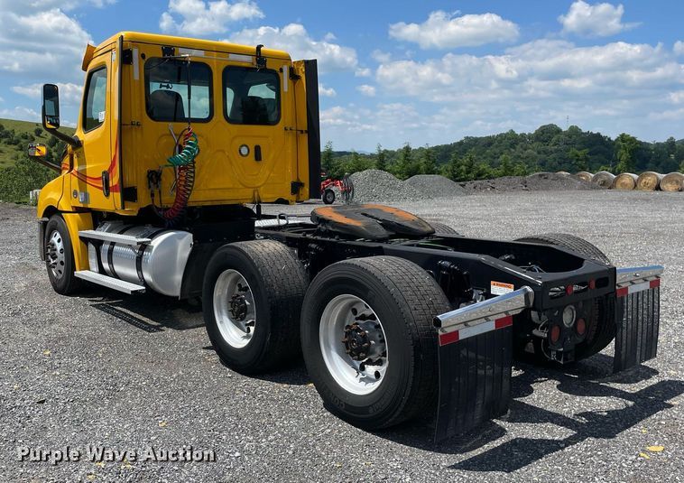 image for item DL3861 2020 Freightliner Cascadia 126  semi truck