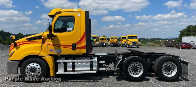 image for item DL3861 2020 Freightliner Cascadia 126  semi truck