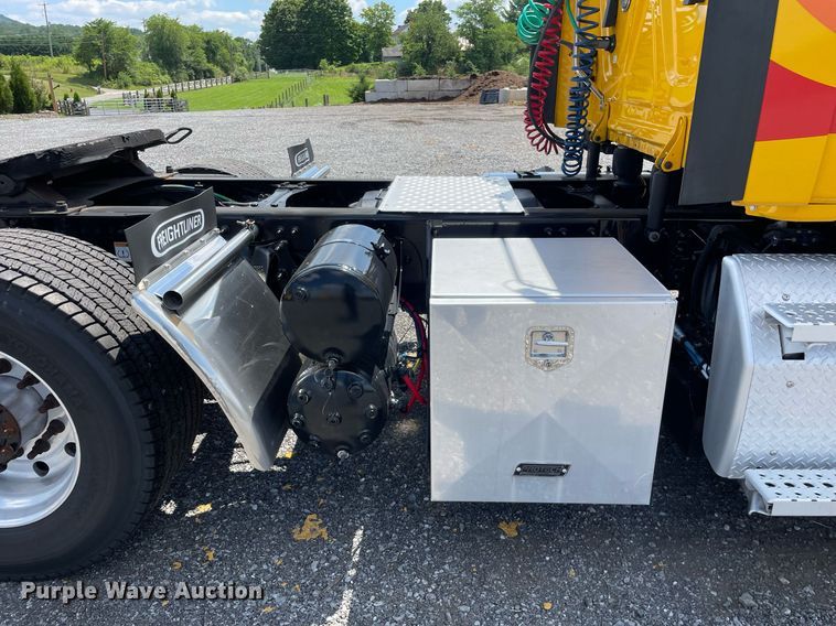 image for item DL3861 2020 Freightliner Cascadia 126  semi truck