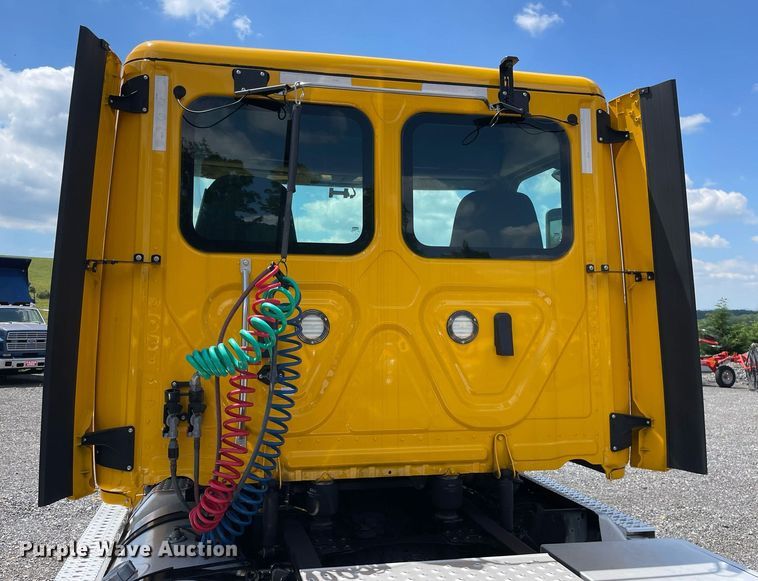 image for item DL3861 2020 Freightliner Cascadia 126  semi truck