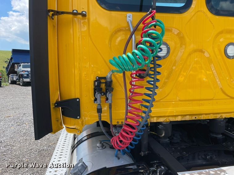 image for item DL3861 2020 Freightliner Cascadia 126  semi truck