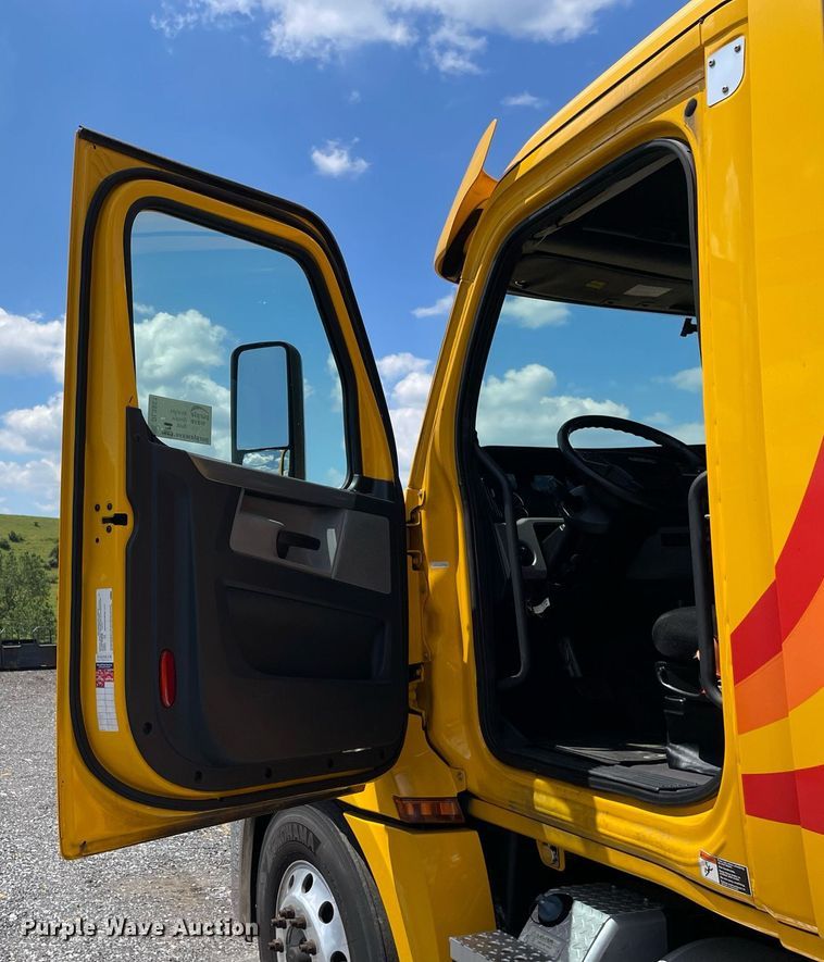 image for item DL3861 2020 Freightliner Cascadia 126  semi truck