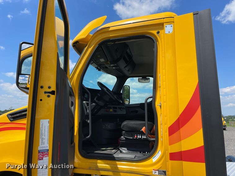 image for item DL3861 2020 Freightliner Cascadia 126  semi truck