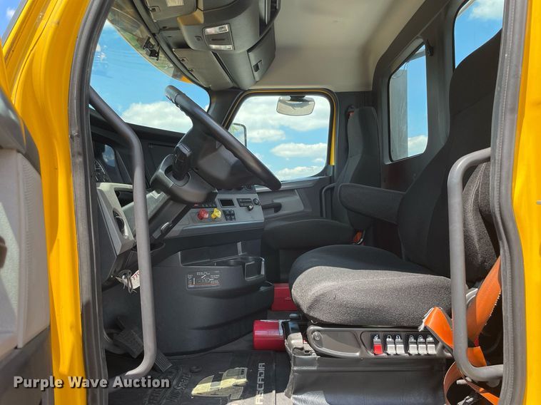 image for item DL3861 2020 Freightliner Cascadia 126  semi truck