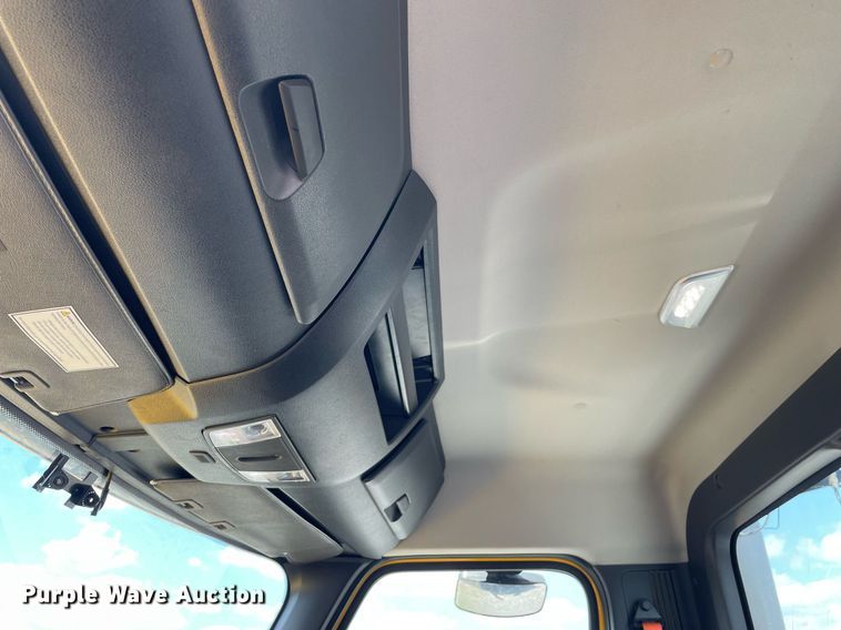 image for item DL3861 2020 Freightliner Cascadia 126  semi truck