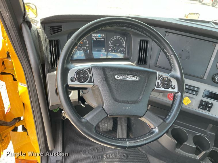 image for item DL3861 2020 Freightliner Cascadia 126  semi truck