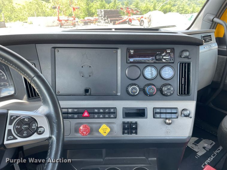 image for item DL3861 2020 Freightliner Cascadia 126  semi truck