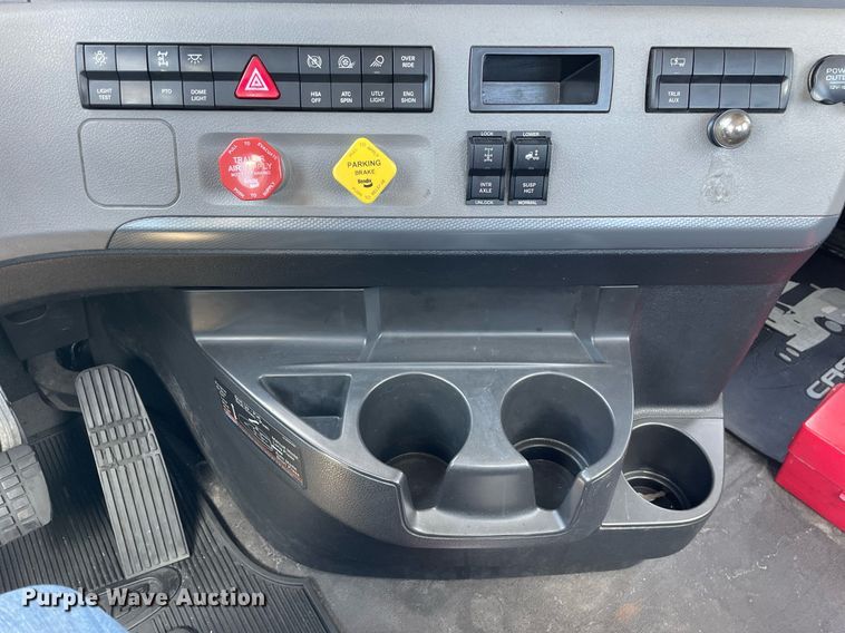 image for item DL3861 2020 Freightliner Cascadia 126  semi truck