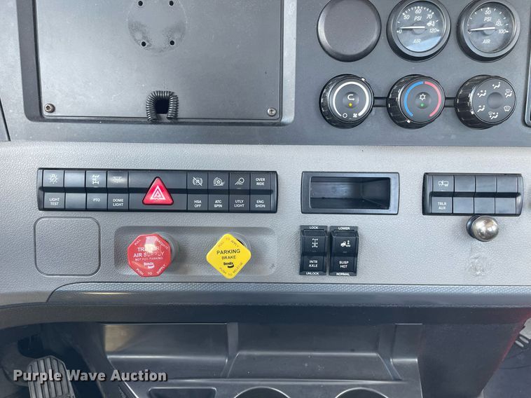 image for item DL3861 2020 Freightliner Cascadia 126  semi truck