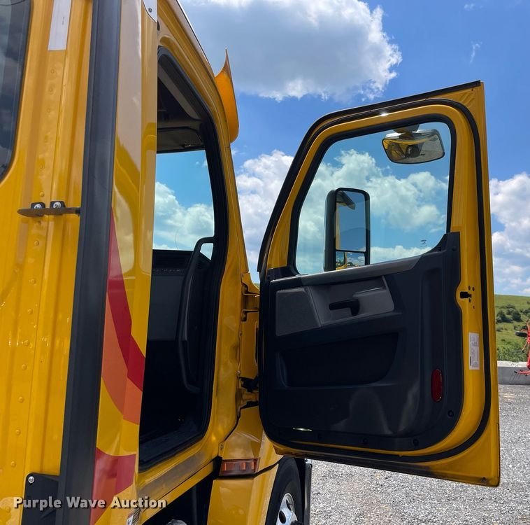 image for item DL3861 2020 Freightliner Cascadia 126  semi truck