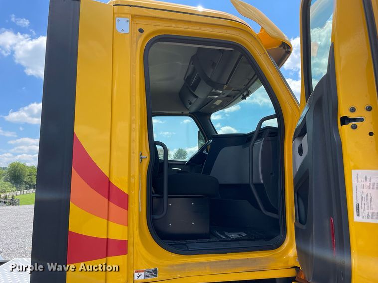 image for item DL3861 2020 Freightliner Cascadia 126  semi truck