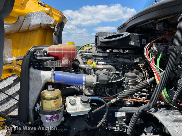 image for item DL3861 2020 Freightliner Cascadia 126  semi truck