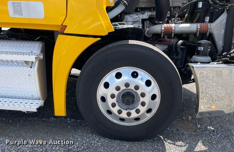 image for item DL3861 2020 Freightliner Cascadia 126  semi truck