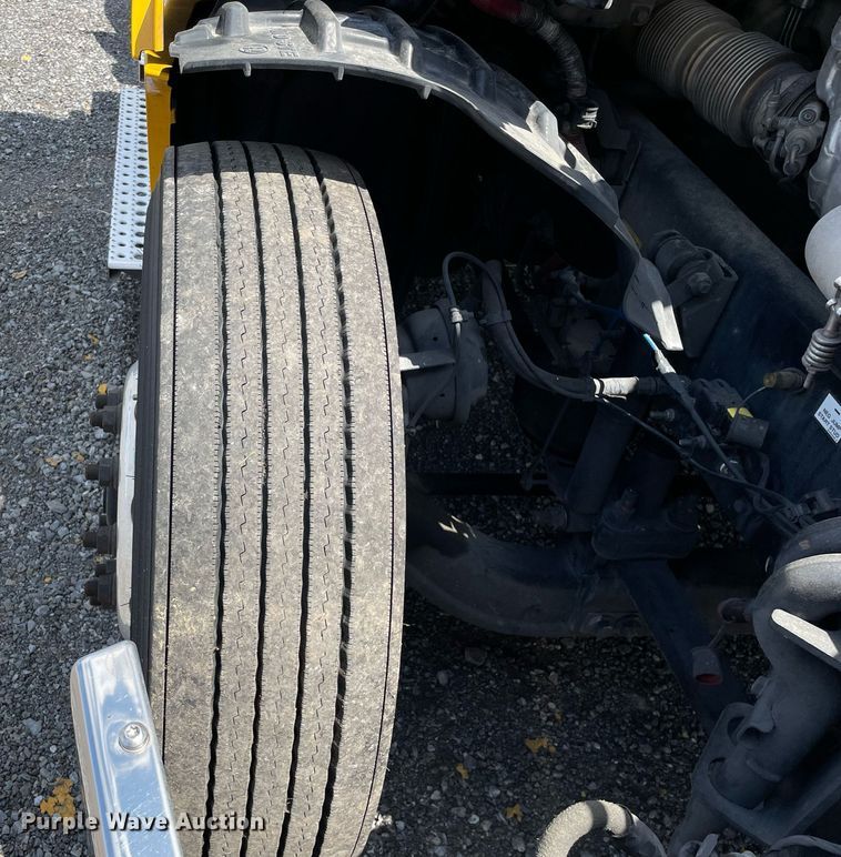 image for item DL3861 2020 Freightliner Cascadia 126  semi truck