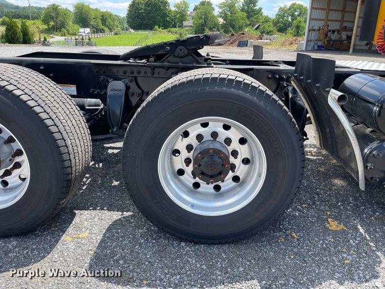 image for item DL3861 2020 Freightliner Cascadia 126  semi truck